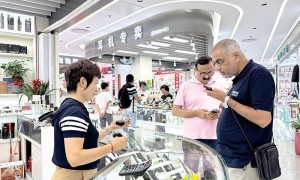 外商涌入华强北“扫货”    人流畅旺折射中国市场强磁力