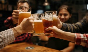 啤酒行情回暖？五巨头半年收入超840亿，华润登顶，燕京赚了去年一年的钱