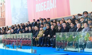 新华图讯丨习近平出席俄罗斯纪念苏联伟大卫国战争胜利80周年庆典
