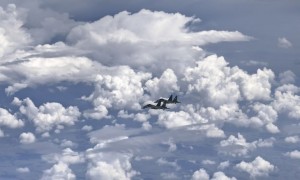 习近平抵达阿斯塔纳 受到热烈欢迎