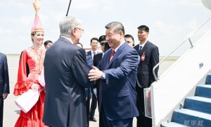习近平抵达阿斯塔纳出席第二届中国—中亚峰会