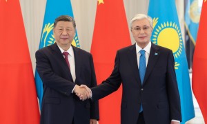 习近平同哈萨克斯坦总统托卡耶夫举行会谈