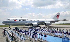 习近平抵达阿斯塔纳