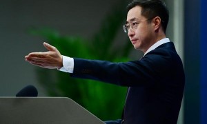 外交部：为塔克拉玛干沙漠绿色阻沙防护带锁边“合龙”点赞