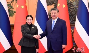 习近平会见泰国总理佩通坦