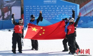 中国选手把国旗整齐叠好