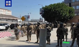 央视记者直击洛杉矶冲突现场：我能听见防暴弹爆炸声不断