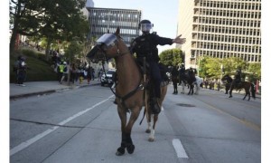 外媒：洛杉矶市政厅前爆发示威活动，警察骑马冲撞、殴打示威者