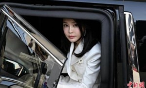 韩前总统夫人金建希坐轮椅出院 尹锡悦陪同