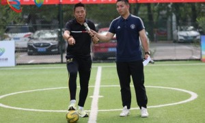 王长庆现身中关村街道赛场 传授五人制足球技术要点