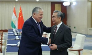 王毅会见塔吉克斯坦外长穆赫里丁