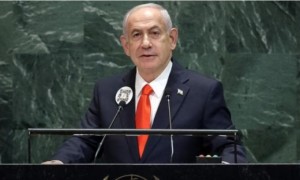 内塔尼亚胡佩戴二维码在联大发言感谢特朗普，有人离场