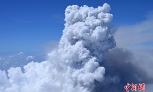 日本新燃岳火山大规模喷发 烟柱高达5500米