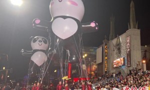 第92届好莱坞圣诞大游行欢乐登场 “大熊猫”亮相备受欢迎