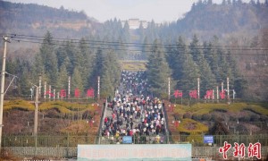 （新春走基层）陕西：2000余名健身爱好者“炎帝故里”登高迎春
