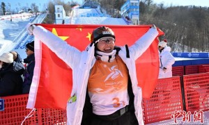 （哈尔滨亚冬会）记者手记：徐梦桃的头盔和熊诗芮的雪板