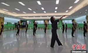一所中学舞蹈排练室里的美育