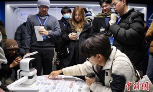 探科创中心访造车工厂 台湾“大九学堂”学子赞大陆科技发展