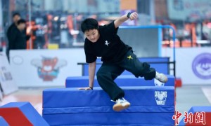 西安首届青少年体能跑酷大赛举行 近千名选手飞扬青春
