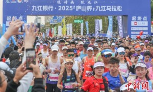 2025九江马拉松开跑 2万名中外跑者竞速庐山脚下