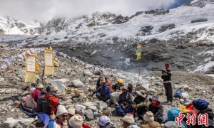 尼泊尔举行“冰川葬礼” 悼念雅拉冰川加速消融