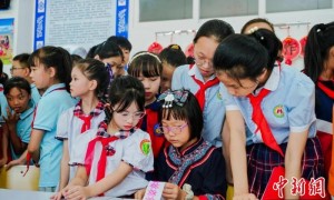 百余名中越少先队员同台献艺 共叙友谊庆“六一”