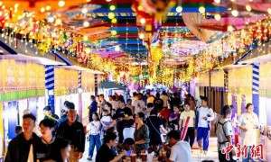 宁夏银川：非遗焰火迎端午 市民“粽”享夏日时光