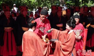 300余名两岸民众厦门追思民族英雄郑成功