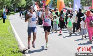 近万人畅跑森林马拉松 肘子、锅包肉补给站很“东北”