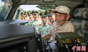 百岁抗战老兵孙洪秀庆生  重返军营参观感慨万千