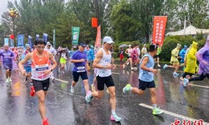 西宁半程马拉松赛雨中开跑 青海运动员马文良斩获冠军