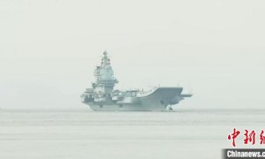 中国海军山东舰航母编队抵达香港