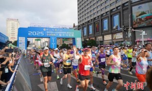 海内外3.2万人三伏天“中国凉都”跑马！“赛季”迎来避暑旅游热
