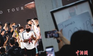 NBA球星哈登在穗观战 点赞中国草根篮球赛事
