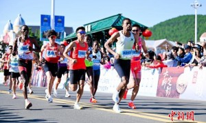 中外5000名跑者“22℃童话世界”里开跑