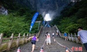 40名选手在张家界天门山999级天梯展开巅峰对决