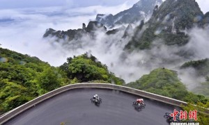 千余名中外骑手挑战张家界天门山99弯“通天大道”