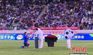特写：在中场休息向女友求婚的足球运动员