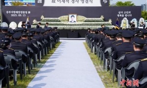 殉职韩国海警遗体告别仪式在仁川举行 中使馆官员到场致哀