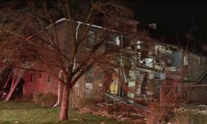 美国一栋公寓突然爆炸致12伤 楼内居民纷纷从窗户逃生