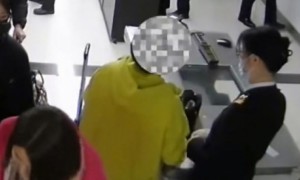 别舔了！海关在一名女性旅客文胸内发现大量NS卡带