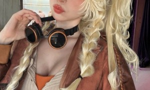 碍事梨体模晒《怪猎荒野》杰玛COS：完美身材超性感！