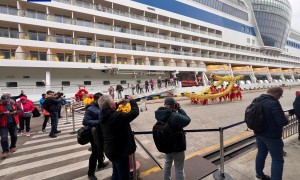 再创纪录 上海吴淞口国际邮轮港单日入境4800名外籍游客