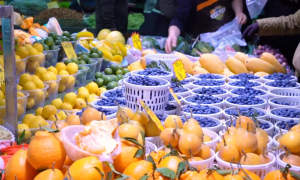 国外游客“逛菜场”成体验云南新方式