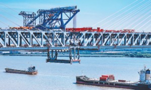 造桥有“神器” 穿云又越海（经济新方位·重大工程一线）