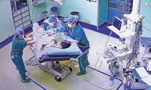 地震中，那些无私守护的身影（在现场）