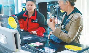 从一个家庭账本看政策民生导向（财经眼·政策更给力，经济有活力）