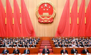 十四届全国人大三次会议在京开幕 习近平等在主席台就座