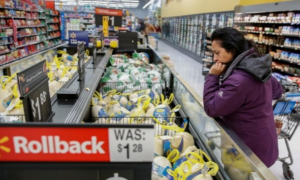 特朗普关税乱拳开打 为何美国自己被打进了“国家紧急状态”