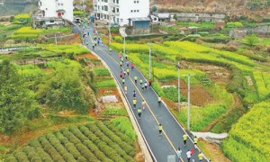 跑出新花样，跑出新方向（体育大看台）